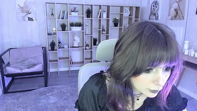 Snapshot of CrystallBloom chatting on 10.28.25 CrystallBloom online show from 10.28.25