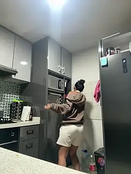 Snapshot of lynn9000 chatting on 09.29.25 lynn9000 online show from 09.29.25