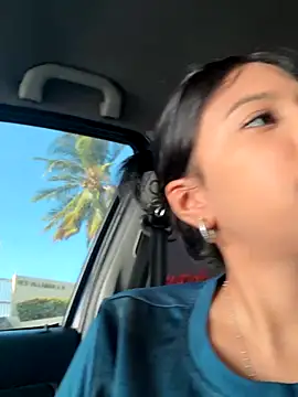 Snapshot of lynn9000 chatting on 10.29.25 lynn9000 online show from 10.29.25