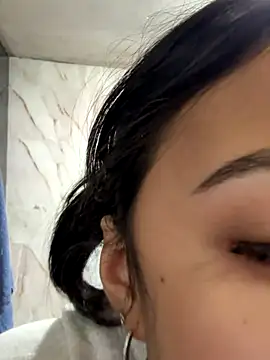 Snapshot of lynn9000 chatting on 11.22.25 lynn9000 online show from 11.22.25