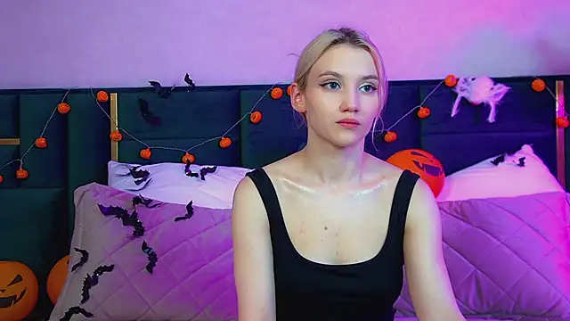 Snapshot of StacyEvances chatting on 10.24.25 StacyEvances online show from 10.24.25