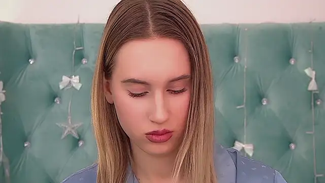 VictoriaHopsons online show from 12.13.25