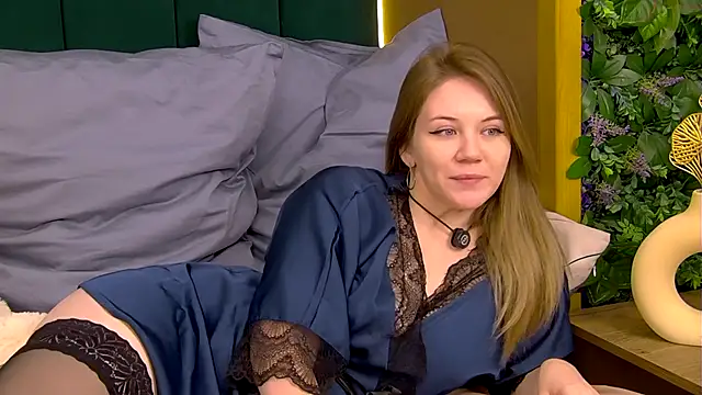 Snapshot of VeraHaze chatting on 11.11.25 VeraHaze online show from 11.11.25