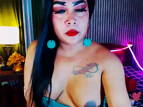 Snapshot of CumFactoryLuna chatting on 05.20.26 CumFactoryLuna online show from 05.20.26