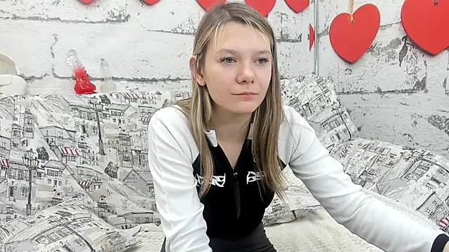 Snapshot of Sunny_Sammy chatting on 10.18.25 Sunny Sammy online show from 10.18.25