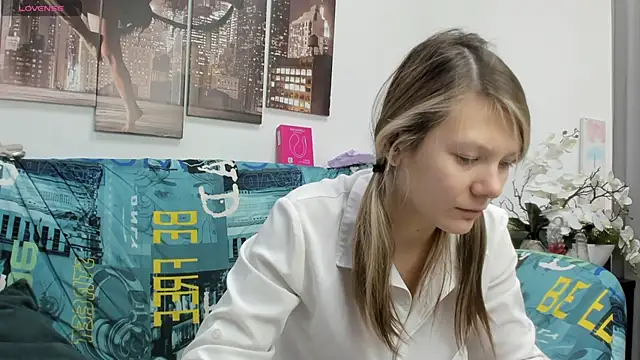 Snapshot of Sunny_Sammy chatting on 11.17.25 Sunny Sammy online show from 11.17.25