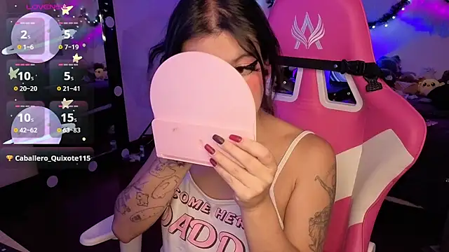 Snapshot of larah_uwu chatting on 12.18.25 larah uwu online show from 12.18.25