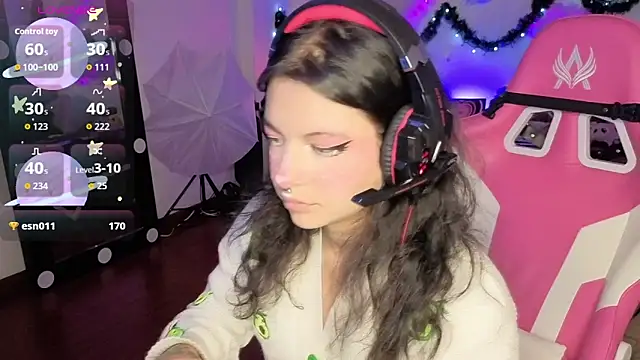 larah uwu online show from 12.22.25