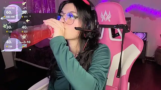 Snapshot of larah_uwu chatting on 01.16.26 larah uwu online show from 01.16.26