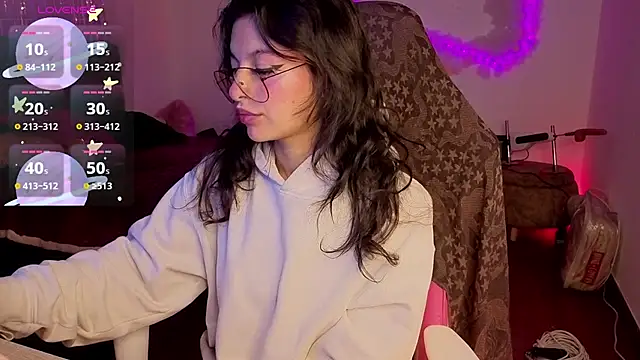 Snapshot of larah_uwu chatting on 02.24.26 larah uwu online show from 02.24.26