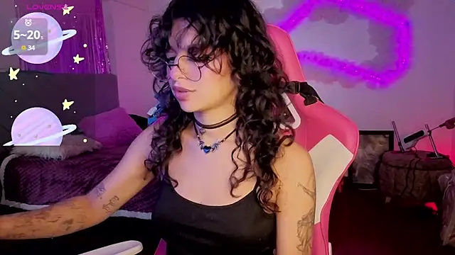 Snapshot of larah_uwu chatting on 02.27.26 larah uwu online show from 02.27.26