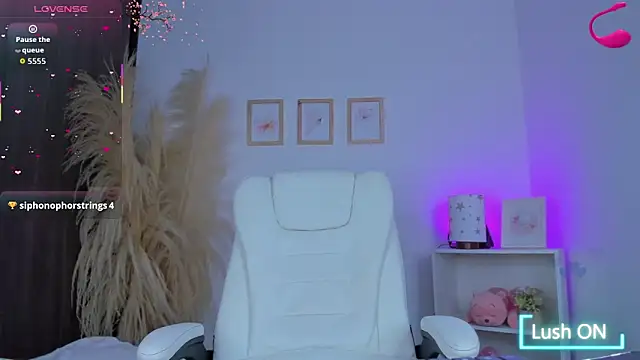 Snapshot of shannel_moss__ chatting on 11.13.25 shannel moss online show from 11.13.25