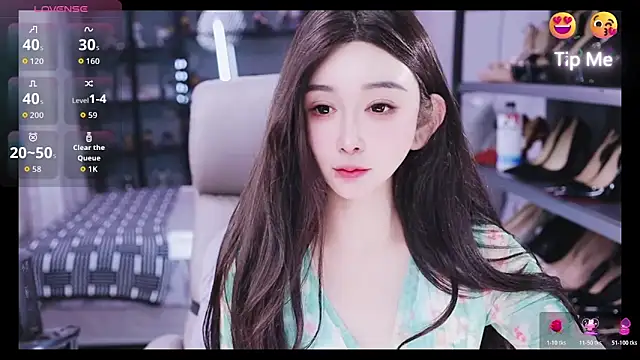 Snapshot of kelariy chatting on 10.27.25 kelariy online show from 10.27.25