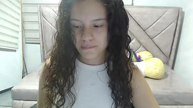 Snapshot of Velvet_Moon_V chatting on 09.22.25 Velvet Moon V online show from 09.22.25