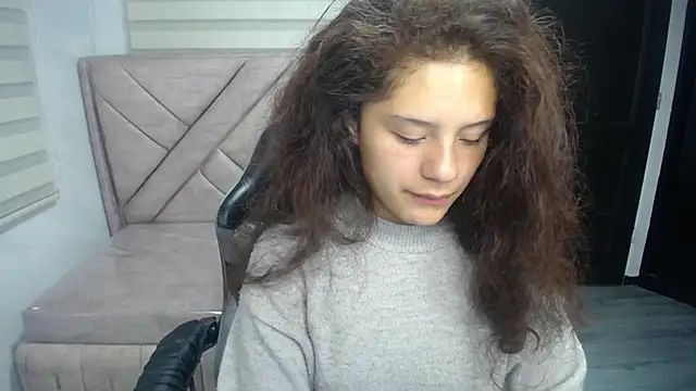 Snapshot of Velvet_Moon_V chatting on 10.10.25 Velvet Moon V online show from 10.10.25