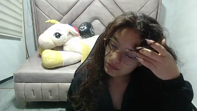 Snapshot of Velvet_Moon_V chatting on 10.30.25 Velvet Moon V online show from 10.30.25