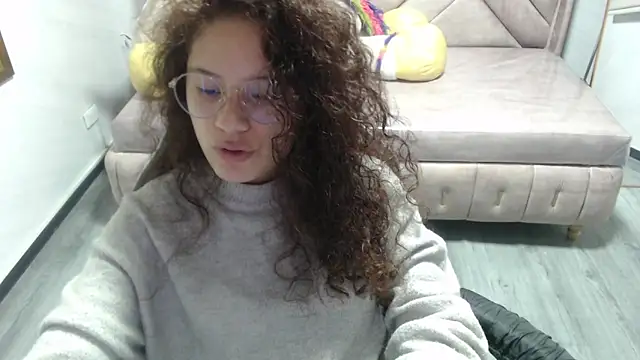 Snapshot of Velvet_Moon_V chatting on 11.05.25 Velvet Moon V online show from 11.05.25