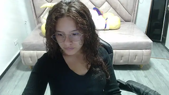 Snapshot of Velvet_Moon_V chatting on 11.10.25 Velvet Moon V online show from 11.10.25