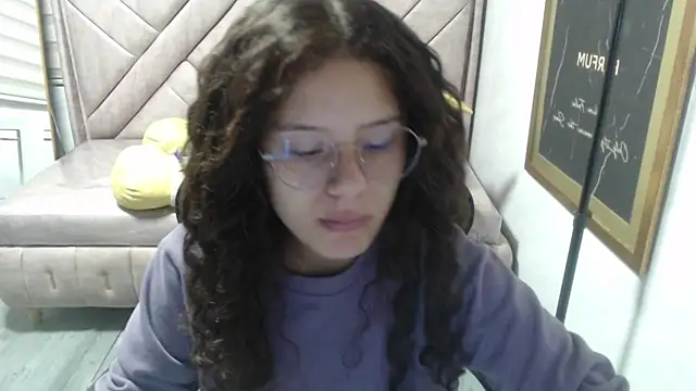 Snapshot of Velvet_Moon_V chatting on 11.25.25 Velvet Moon V online show from 11.25.25