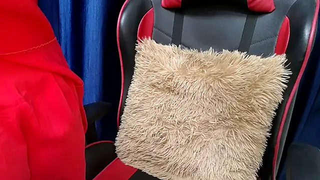 Snapshot of niya-cute chatting on 10.23.25 niya-cute online show from 10.23.25