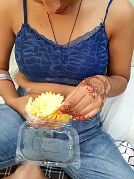 Snapshot of Naira-Tripathi chatting on 09.28.25 Naira-Tripathi online show from 09.28.25