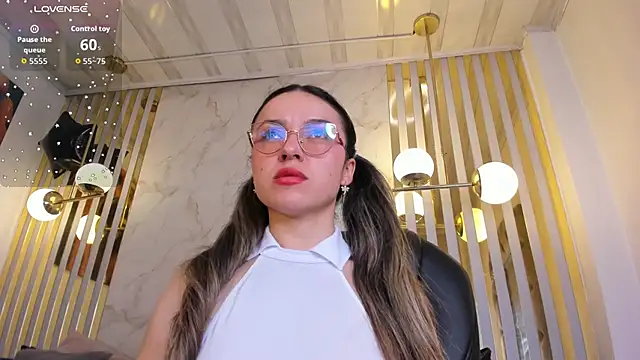 Snapshot of Ariagh_ chatting on 11.21.25 Ariagh online show from 11.21.25