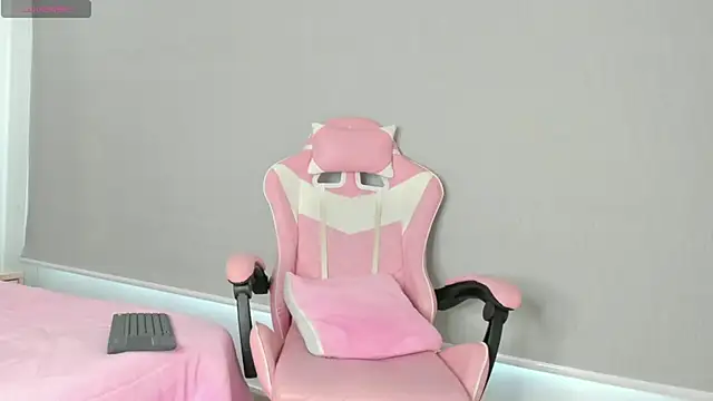 kendal hot01 online show from 11.07.25