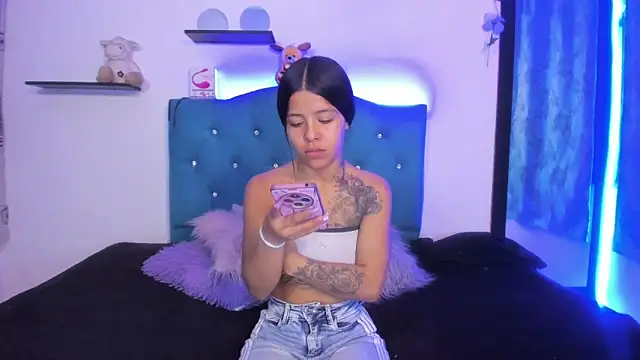 Snapshot of sandy_ass_69 chatting on 10.22.25 sandy ass 69 online show from 10.22.25