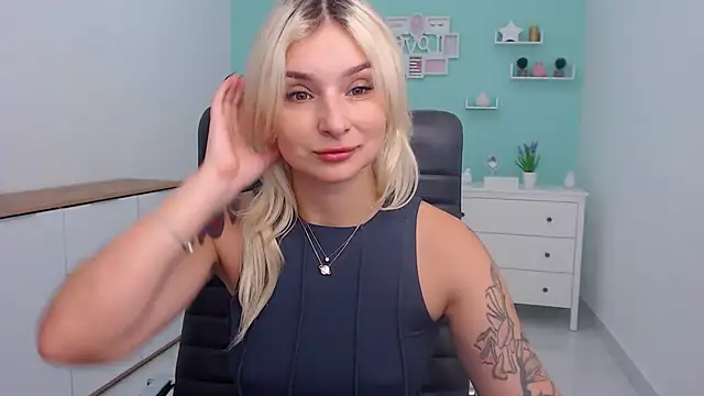 Snapshot of LilFleurish chatting on 10.16.25 LilFleurish online show from 10.16.25