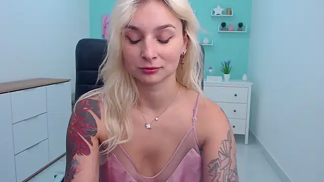 Snapshot of LilFleurish chatting on 10.21.25 LilFleurish online show from 10.21.25