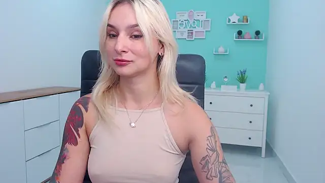 Snapshot of LilFleurish chatting on 10.23.25 LilFleurish online show from 10.23.25