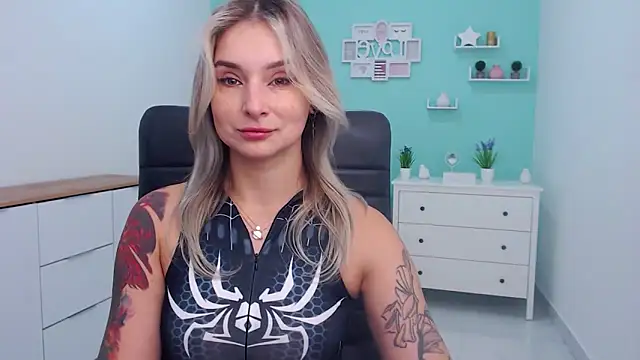 Snapshot of LilFleurish chatting on 10.30.25 LilFleurish online show from 10.30.25