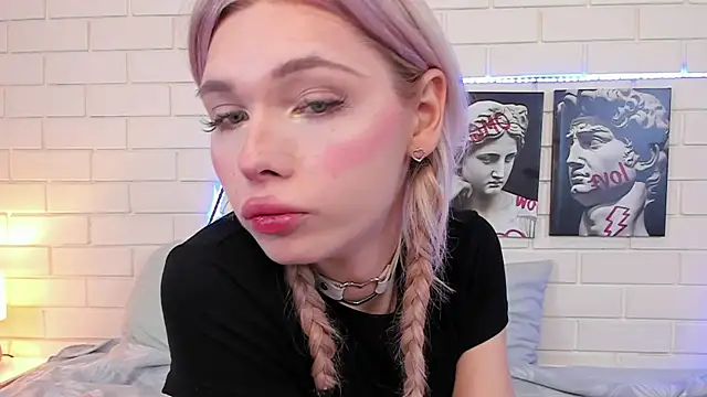 Snapshot of Blondy_Fina chatting on 09.15.25 Blondy Fina online show from 09.15.25