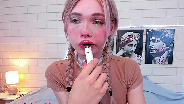 Snapshot of Blondy_Fina chatting on 09.19.25 Blondy Fina online show from 09.19.25