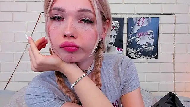 Snapshot of Blondy_Fina chatting on 09.25.25 Blondy Fina online show from 09.25.25