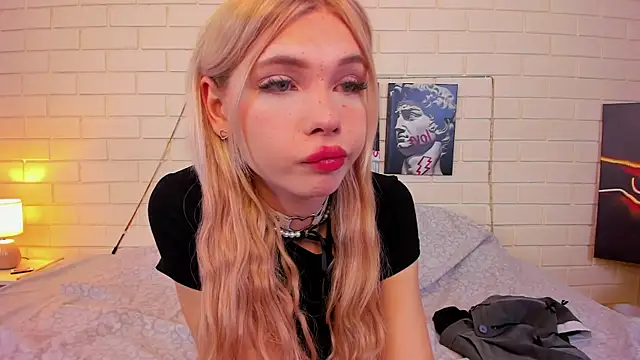 Snapshot of Blondy_Fina chatting on 09.30.25 Blondy Fina online show from 09.30.25