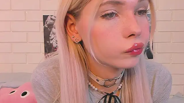 Snapshot of Blondy_Fina chatting on 10.24.25 Blondy Fina online show from 10.24.25