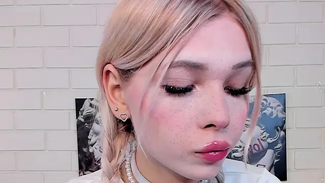 Snapshot of Blondy_Fina chatting on 10.25.25 Blondy Fina online show from 10.25.25