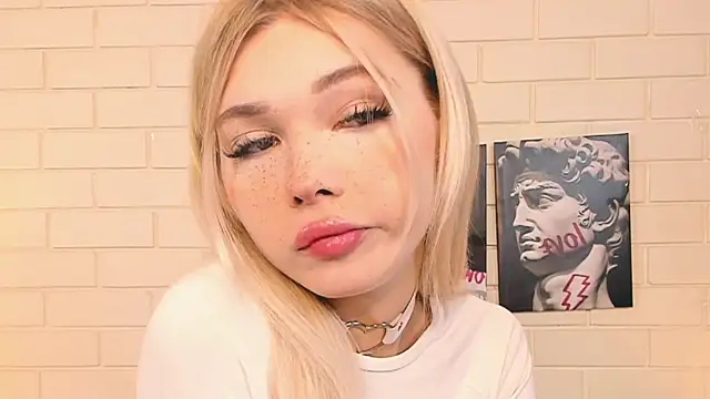 Snapshot of Blondy_Fina chatting on 10.28.25 Blondy Fina online show from 10.28.25