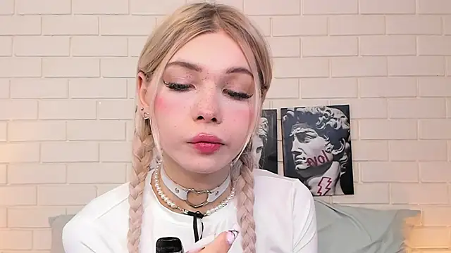 Snapshot of Blondy_Fina chatting on 10.29.25 Blondy Fina online show from 10.29.25