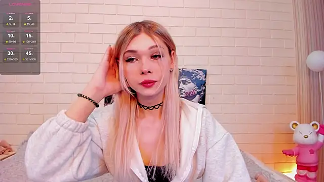 Snapshot of Blondy_Fina chatting on 12.01.25 Blondy Fina online show from 12.01.25