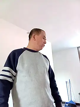 Snapshot of CWQ123 chatting on 11.19.25 CWQ123 online show from 11.19.25