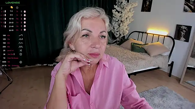 Snapshot of LiliaMoons chatting on 09.09.25 LiliaMoons online show from 09.09.25