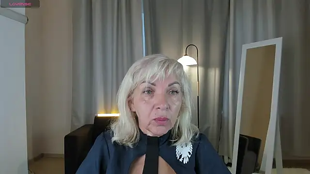 Snapshot of LiliaMoons chatting on 09.25.25 LiliaMoons online show from 09.25.25