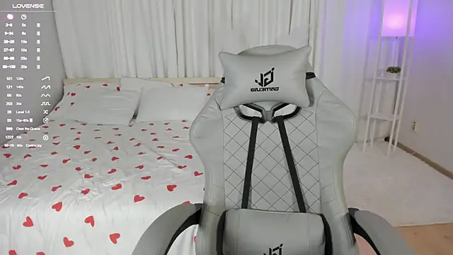 Snapshot of LiliaMoons chatting on 09.28.25 LiliaMoons online show from 09.28.25