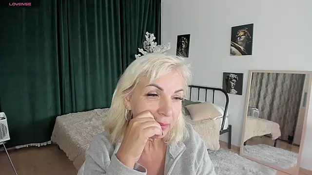 Snapshot of LiliaMoons chatting on 10.13.25 LiliaMoons online show from 10.13.25