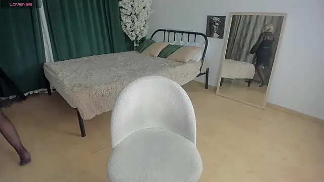 Snapshot of LiliaMoons chatting on 11.19.25 LiliaMoons online show from 11.19.25