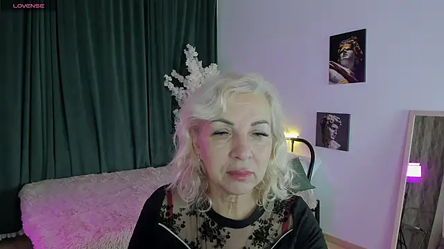 Snapshot of LiliaMoons chatting on 11.27.25 LiliaMoons online show from 11.27.25