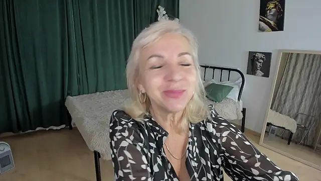 Snapshot of LiliaMoons chatting on 11.30.25 LiliaMoons online show from 11.30.25