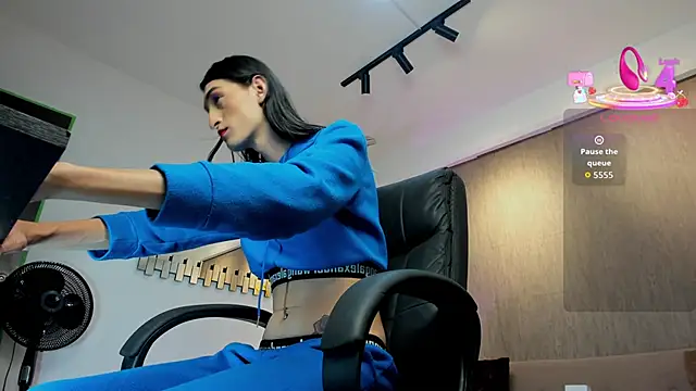 Snapshot of lily_cash1 chatting on 11.04.25 lily cash1 online show from 11.04.25